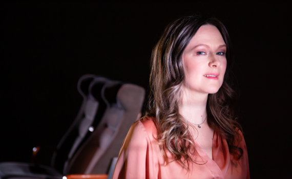 Frida Beckman framför ett par tågsäten