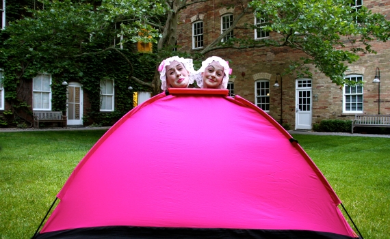 Två huvuden som sticker upp ur ett tält