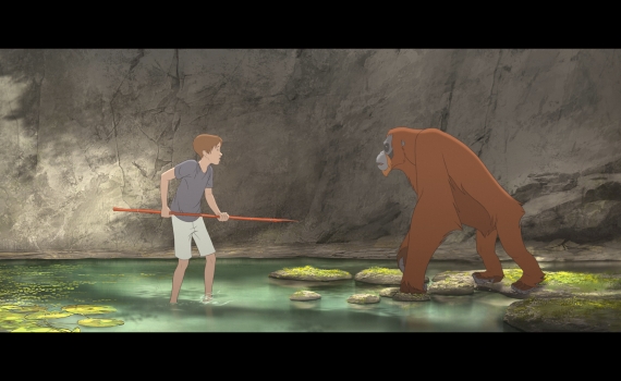 En pojke står i grunt vatten, hållandes en lång pinne. Mittemot honom står en orangutang på en sten i en grotta.