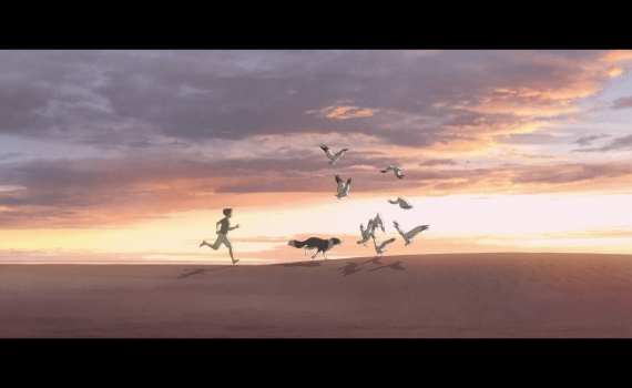 En pojke springer bredvid en hund på en strand i solnedgången, medan en flock fåglar flyger upp.