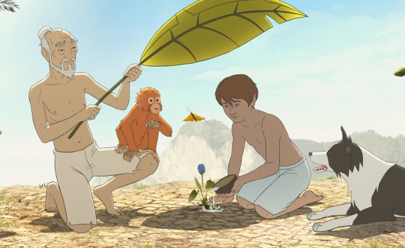 En äldre man, en pojke och en orangutang sitter på marken och planterar en blomma. En hund ligger bredvid och en gul fjäril flyger i luften.