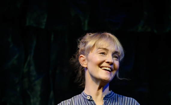 Sofia Pekkari i en rörelse med ett leende på läpparna