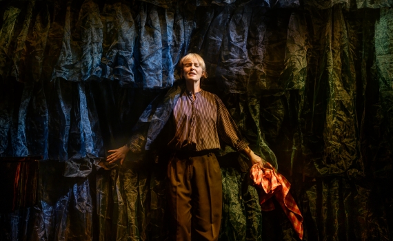 Sofia Pekkari lutar sig mot bakfonden med en rödvitrutig duk