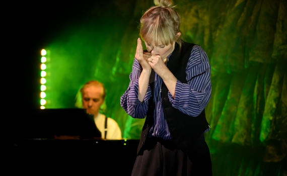 Sofia Pekkari spelar munspel, i bakgrunden ser man Fredrik Meyer vid pianot