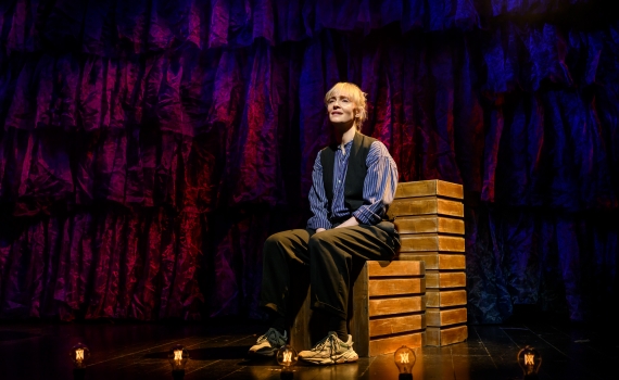 Sofia Pekkari sitter på ett par trälådor och drömmer