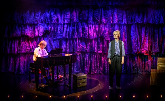 Sofia Pekkari sjunger och Fredrik Meyer spelar piano