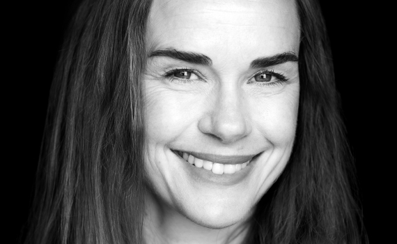 Porträttfoto på skådespelaren Lina Englund. 