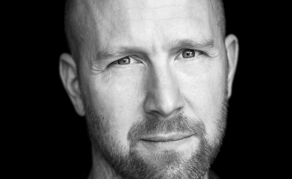 Porträttfoto på skådespelaren Alexander Lycke. 