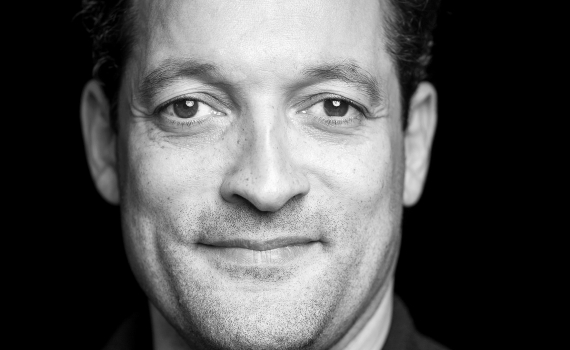 Porträttfoto på skådespelaren Rennie Mirro. 