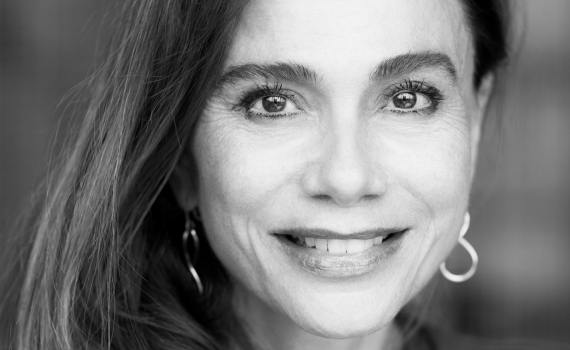 Porträttfoto på skådespelaren Lena Olin. 