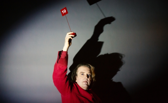 Andreas T Olsson som håller upp ett bordsnummer.