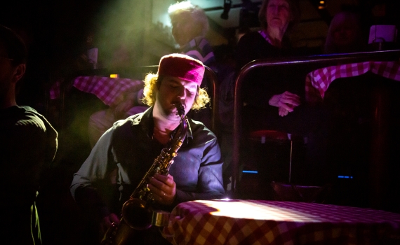 Axel Mårdsjö som Casella, han spelar saxofon bland publiken.