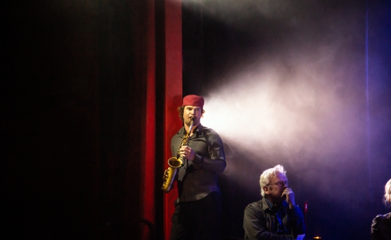 Axel Mårdsjö som Casella, han spelar saxofon bland publiken.