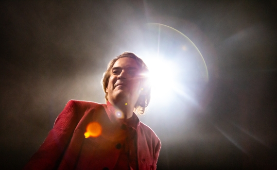 Andreas T Olsson som Dante med ett ljus över huvudet.