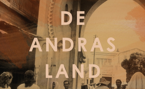 Sepiatonat foto av människor under valvbåge, med titeltext i stora bokstäver över bilden.