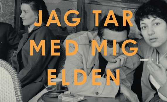 Svartvitt foto av tre personer vid cafébord, en kvinna håller en cigarett, med titeltext ovanpå.