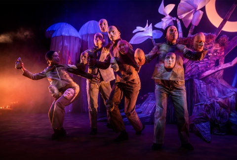 Flera skådespelare på Marionetteaterns scen. 