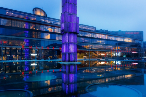 Kulturhuset Stadsteatern och fontänen vid Sergels torg. 