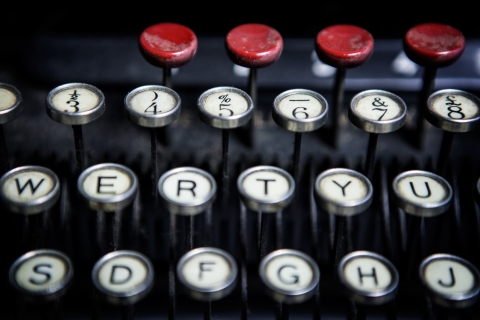 Knappar på en skrivmaskin. 