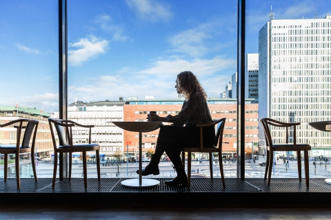 Kvinna vid bord på en av Kulturhuset Stadsteaterns restauranger