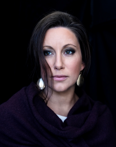 Porträttfoto på artisten Lisa Nilsson. 