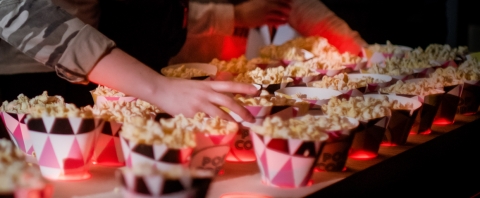 Ungdomar plockar popcorn