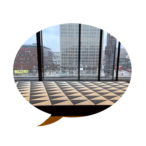 En pratbubbla med en bild inifrån Kulturhuset i Stockholm i. 