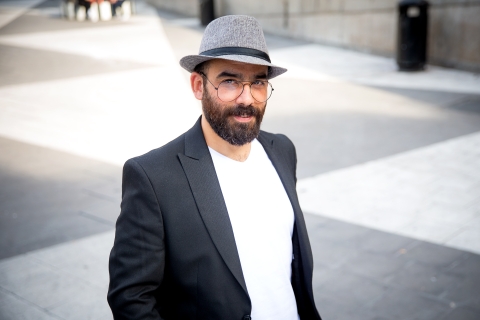 Poeten och författaren Raafat Hekmat vid Sergels torg i Stockholm. 