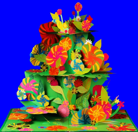 Ett mönster av papper med former av blommor och blad i olika färger. 