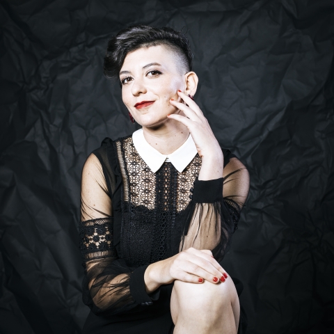 Porträttfoto på dockskådespelaren Yael Rasooly. 