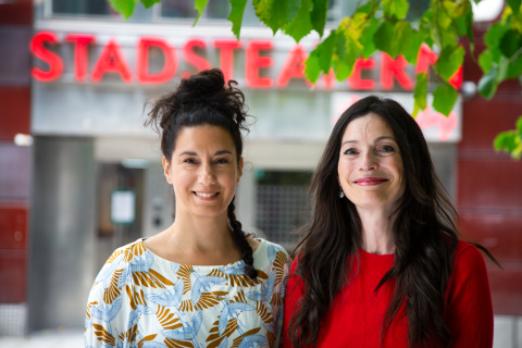 Lydia Flores Garcia och Nina Irendotter framför entrén till Stadsteatern.