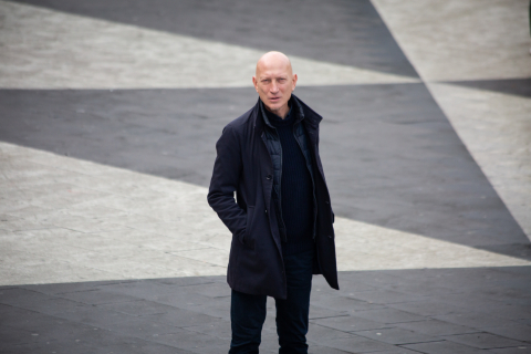 Musikern Evgeny Fedorov på Sergels torg utanför Kulturhuset i Stockholm. 