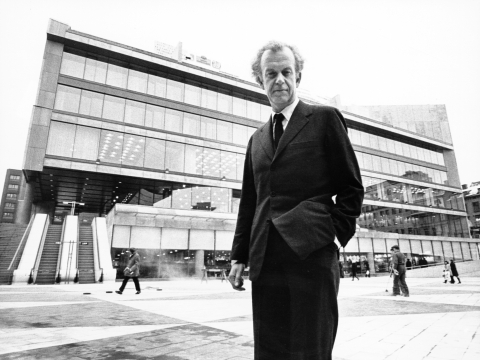 Arkitekten Peter Celsing framför Kulturhuset i Stockholm. 