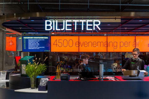 Två personer i Kulturhuset Stadsteaterns biljettkassa, ovanför disken står det BILJETTER med stora bokstäver.