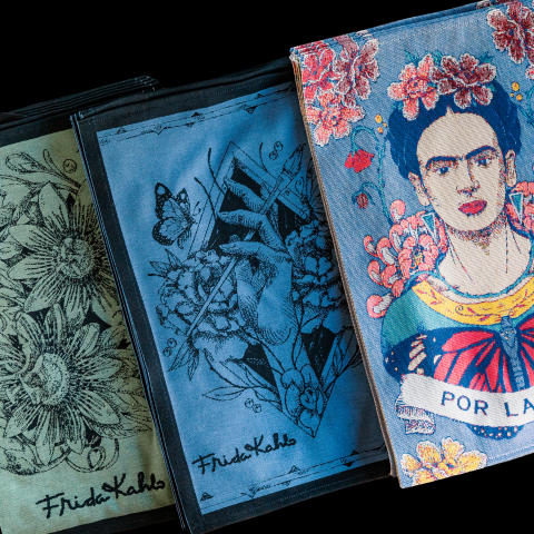  "Detaljrik textilkonst med motiv av Frida Kahlo och naturinspirerade mönster."