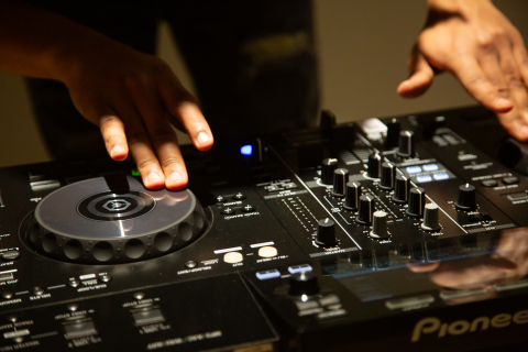 En person som jobbar med ett dj-bord