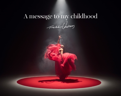 Bild på manlig dansare i röd klänning