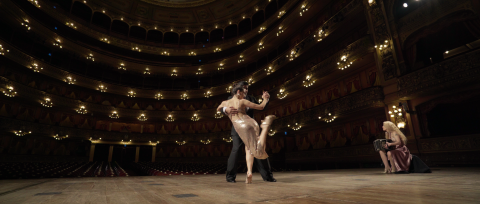 Ett par dansar tango på en stor scen.