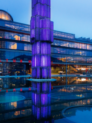 Kulturhuset Stadsteatern och fontänen vid Sergels torg. 