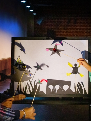 Skuggspel skapat av skuggspelsfigurer. 