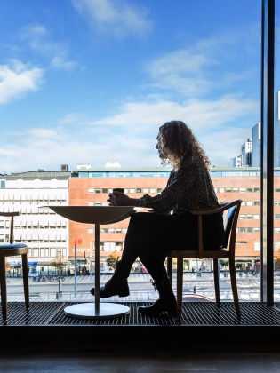 Kvinna vid bord på en av Kulturhuset Stadsteaterns restauranger