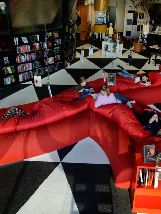 Böcker, soffor, spel, bokhyllor med mera i bibliotek TioTretton. 