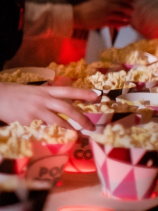 Ungdomar plockar popcorn