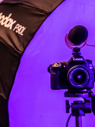 En kamera på ett stativ. 