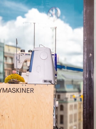 En symaskin står på en arbetsbänk. 