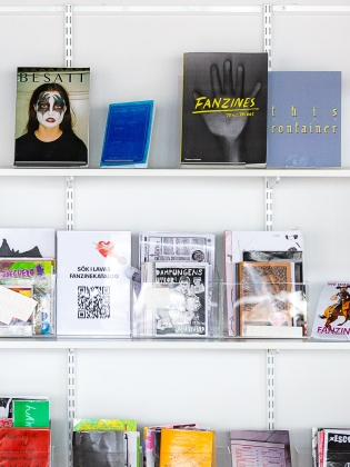 Böcker och tidningar på hyllor. 