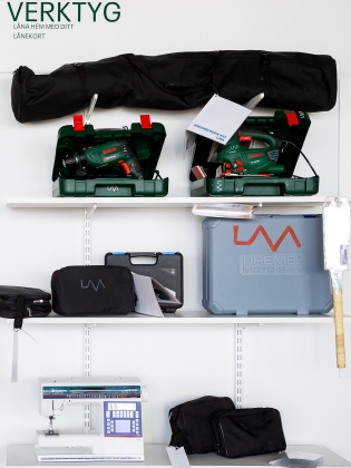 Verktyg upplagda på hyllor. 