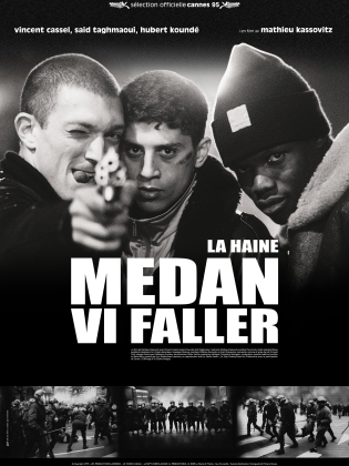 De tre huvudpersonerna tittar in i kameran och en riktar en pistol mot oss