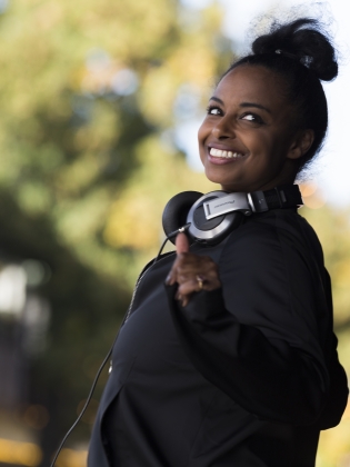 DJ Marion Abera i en utomhusmiljö