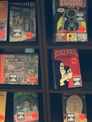 Bokhyllor fyllda med seriealbum. 